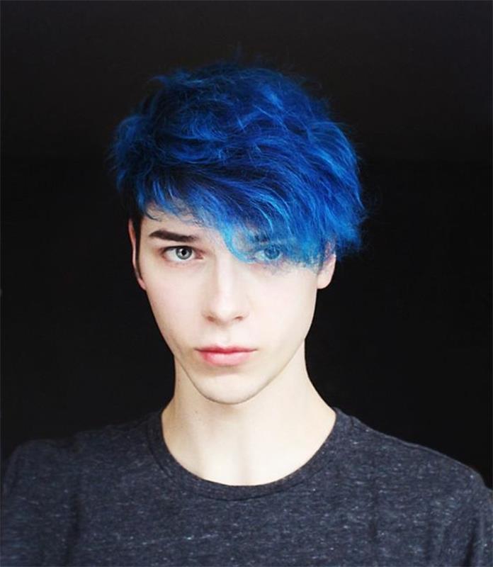 ekstravagantiška paauglių berniuko šukuosena, purpuriniai plaukai, asimetriškas kirpimas, rausvas efektas, blyškios odos berniukas