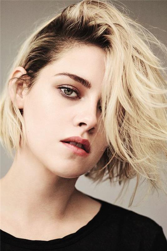 Trumpi šviesūs plaukai, netvarkinga Kristen Stewart šukuosena, susivėlusi trumpa boba