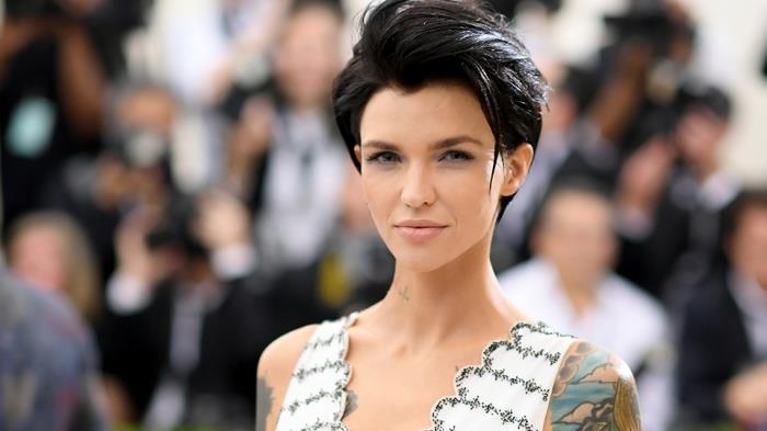 Kratka ženska frizura, slavna pričeska Ruby Rose s kratkimi črnimi lasmi
