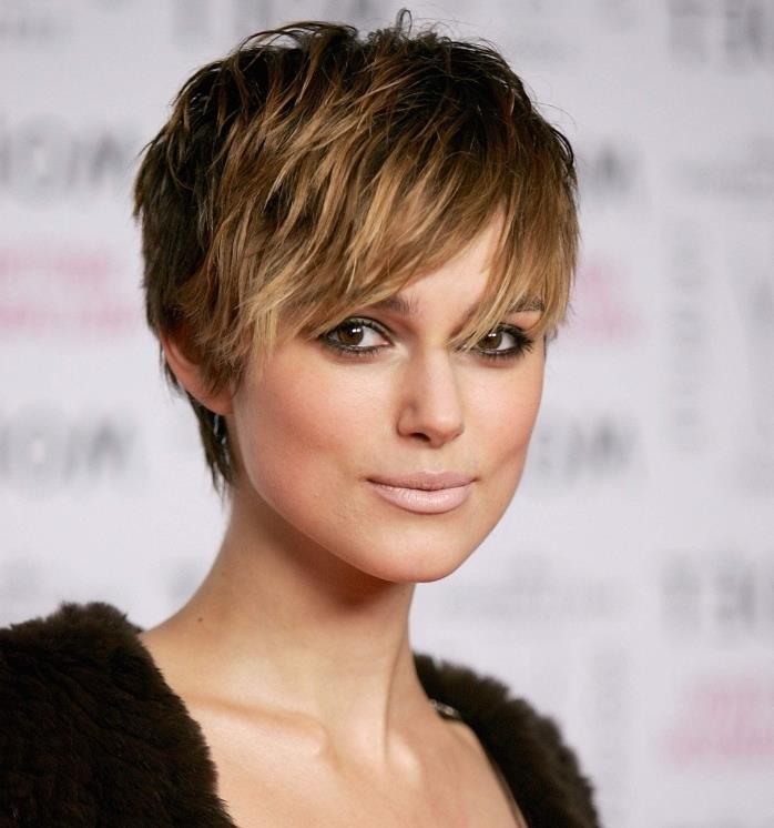 pričeska na kratke lase, Keira Knightley s kratkimi lasmi, redčeni črni lasje z zlatimi prameni