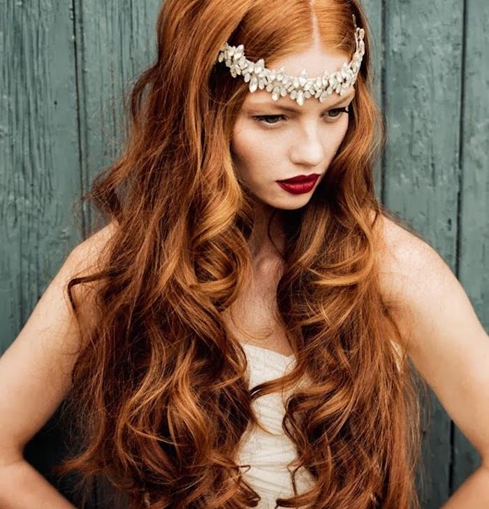 exampel variniai plaukai moteris ilgais plaukais su bangomis ir dirbtinių gėlių karūnos plaukų aksesuaras