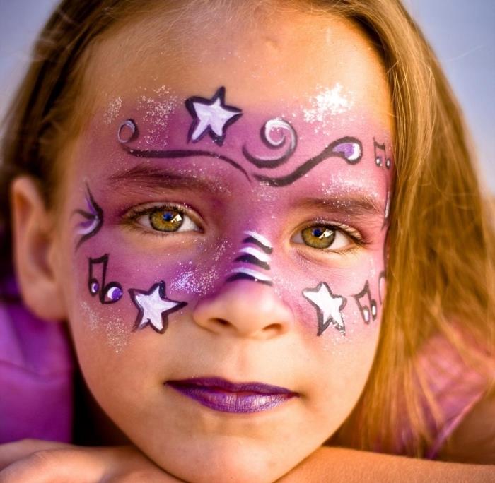 Karnevalska maska ​​DIY v lahki rožnati barvi in ​​črno -belih obraznih palicah za zabavno obleko