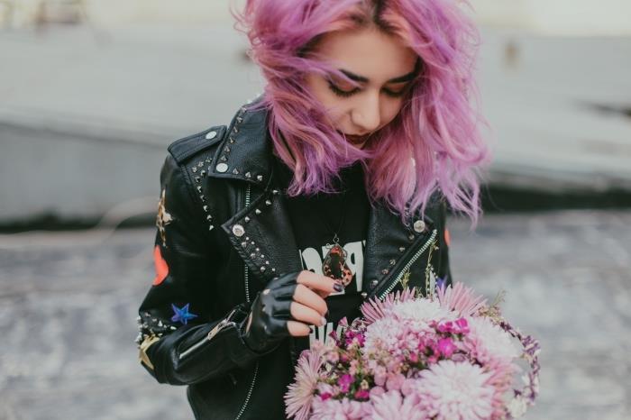grunge stiliaus šukuosena su tamsiomis šaknimis ir pastelinės rožinės ir tamsiai rožinės spalvos atspalviu, juodos odinės striukės šablonas su žvaigždutėmis ir smeigėmis