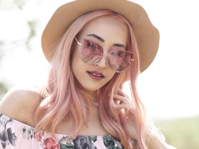pakeisti plaukų spalvą pastelinio rožinio atspalvio dažais, pavyzdys šukuosena ilgiems rudiems pagrindiniams plaukams