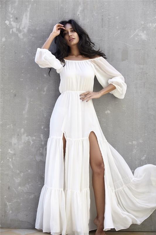 bohem şık kadın modası, kayık yakalı ve yırtmaçlı uzun beyaz yazlık elbise fikri, beyaz ve uzun yazlık elbise