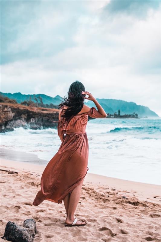 ideja, kako se obleči za žensko na plaži, model dolge obleke s kratkimi rokavi v naravi