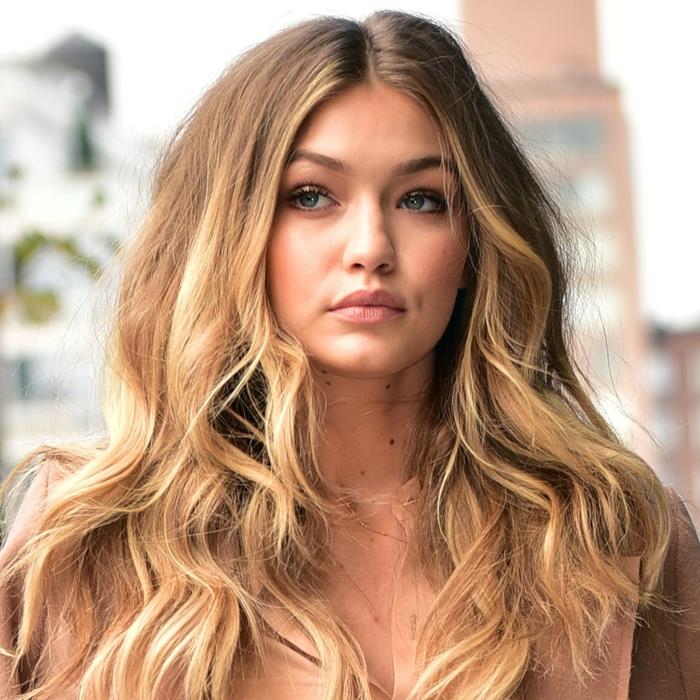 Gigi Hadid, ombre lasje, preprosto ličenje, gole ustnice, valoviti lasje