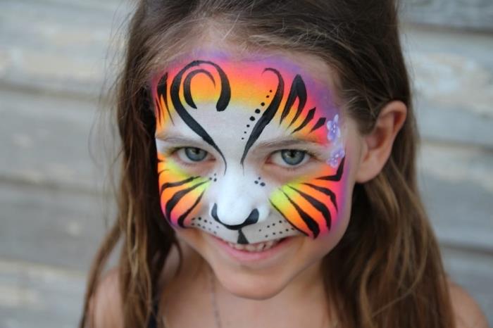 lahka pustna maska ​​za otroka z masko v živalskem slogu, izdelano z barvo za obraz in črno palico za obraz