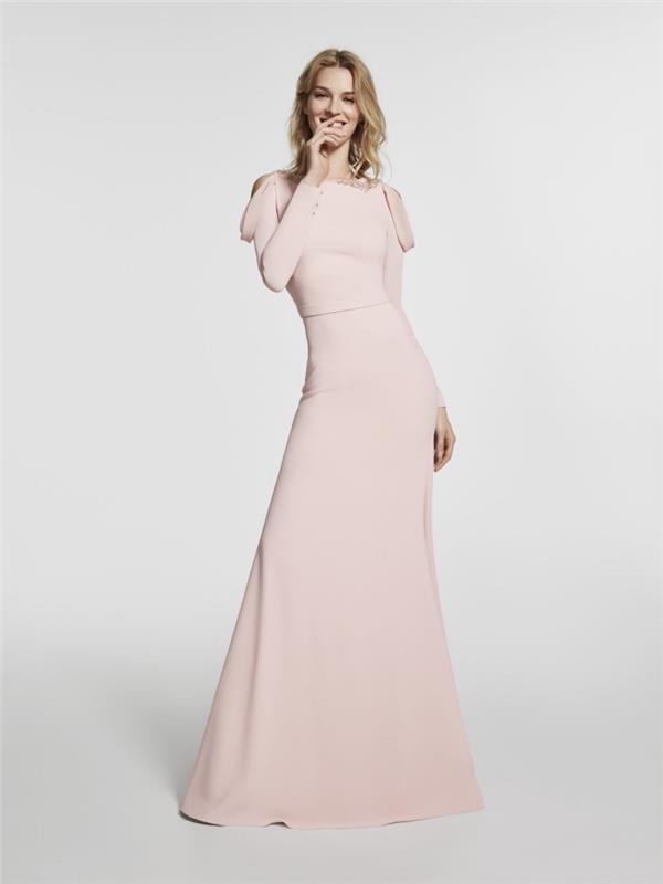taban uzunluğu tasarımında uzun kollu ve çıplak omuzlu pastel pembe elbise örneği