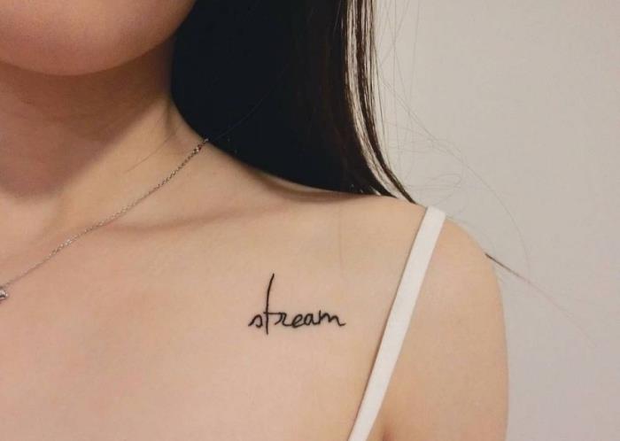 primer diskretne mini tetovaže z navdihujočo besedo ali frazo, vgravirano na ključnico, ideja za tetovažo za moške in ženske