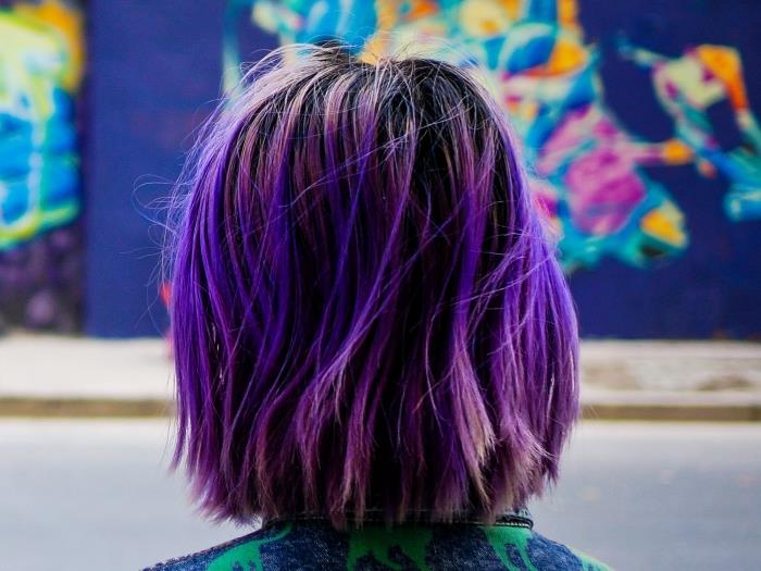 madingo dažymo ant pagrindinių juodų plaukų pavyzdys, kai sruogos nudažytos itin violetine ir pasteline rožine spalva