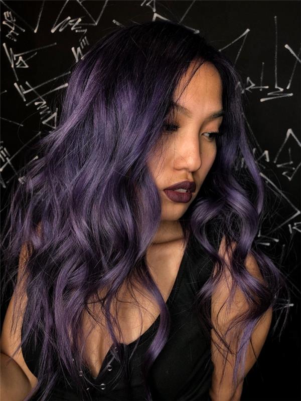 brunetės balayage idėja su purpuriniais akcentais ant juodų pagrindinių plaukų, ilgų plaukų šukuosena su garbanomis