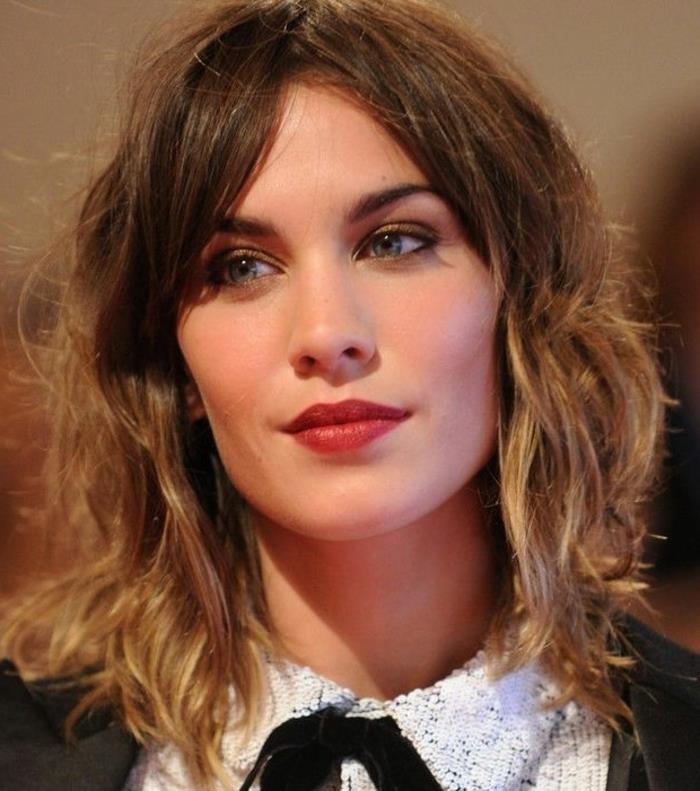 Alexa Chung, lahki nasveti na srednji kostanjevi barvi, rdeča šminka