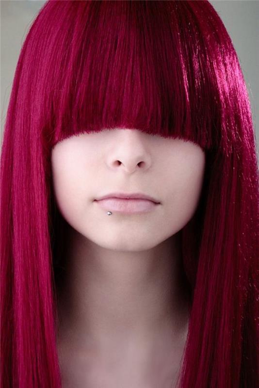 vyšnių-raudonų-plaukų-tendencijų-dažų-raudonų-tiesių plaukų kirpčiukai