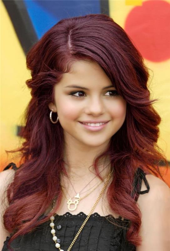 bordo saç, altın kolye, düğmeli siyah elbise, Selena Gomez, koyu kırmızı renk