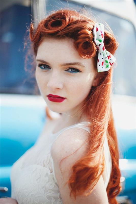 kızıl saçlı ve zafer ruloları ile vintage pin-up tarzı saç modelinin şehvetli ve kadınsı tarafı
