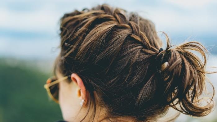 ideja pričeske za rjavolasko balayage na srednje lase s pletenico, črno -zlatim ženskim modelom sončnih očal