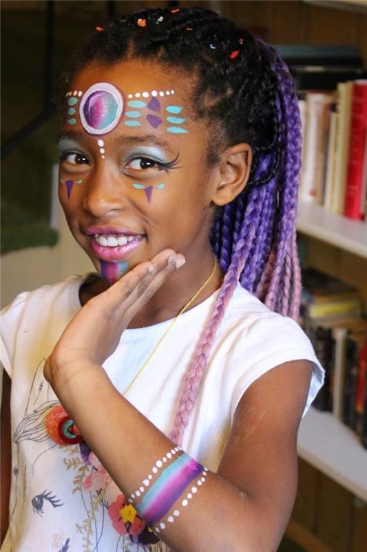 kako narediti dekle za karneval, primer otroškega ličenja z učinkom nakita na obrazu pri slikanju obrazov