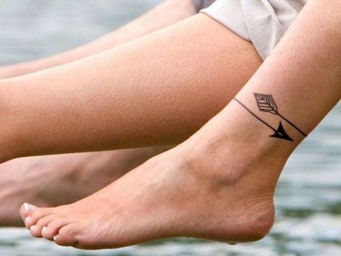ideja za gleženjsko tetovažo ženska, ki obdaja slog zapestnice tetovaža puščica na nogi