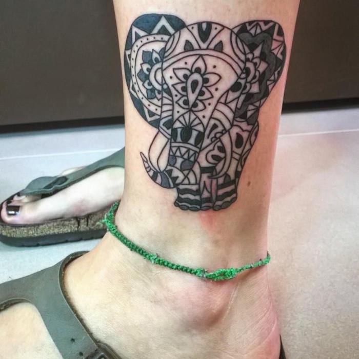 Tatoo gležnja v slogu indijskega slona v mandali na golenici