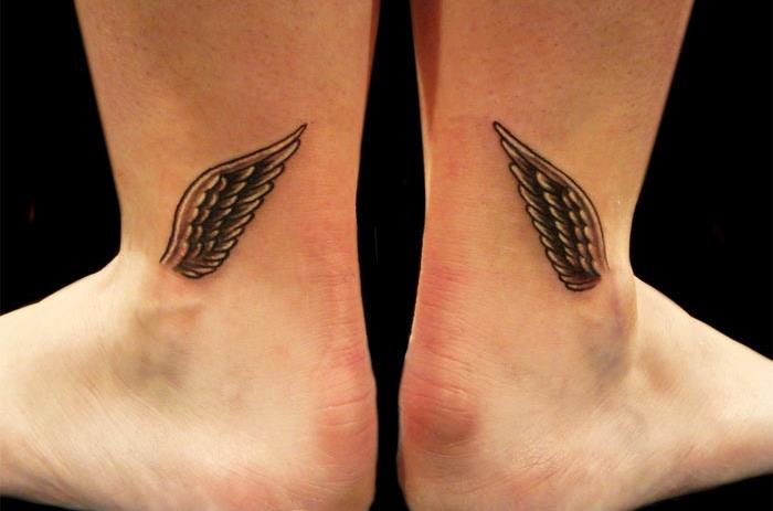 združite simetrična krila kot tetovažo za gleženj