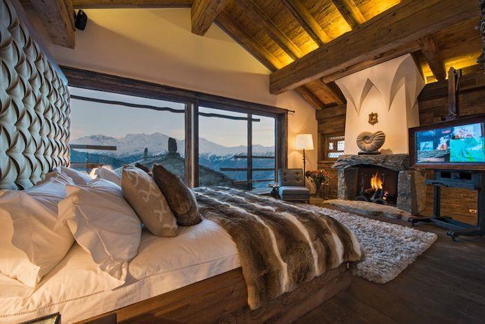 Ogromna postelja s kosmato preprogo, veliko okno s čudovitim razgledom, lesena dekoracija, spalnica v kmečki koči
