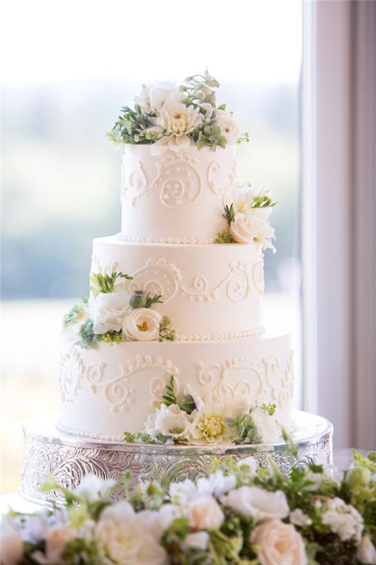 Baltas vestuvių vestuvių tortas, gražus torto įvaizdis su smulkia balto cukraus pasta, vestuviniai pyragaičiai, amerikietiškas vestuvių tortas