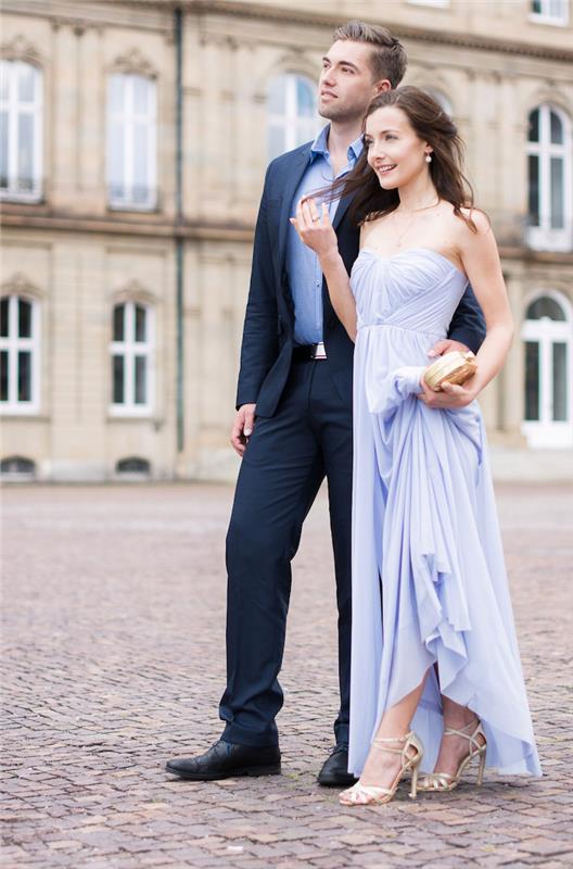 Simpatičen par, elegantna poročna koktajl obleka, poročna obleka za goste, elegantna ženska