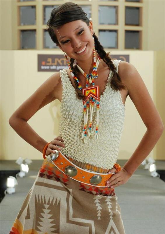 etnična šik, etnična krila, izvirna bela spodnja majica, nakit v etničnem slogu