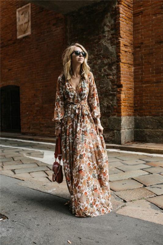 obleka v etničnem ciganskem slogu, precej cvetlični tisk, urbani boemski eleganten videz