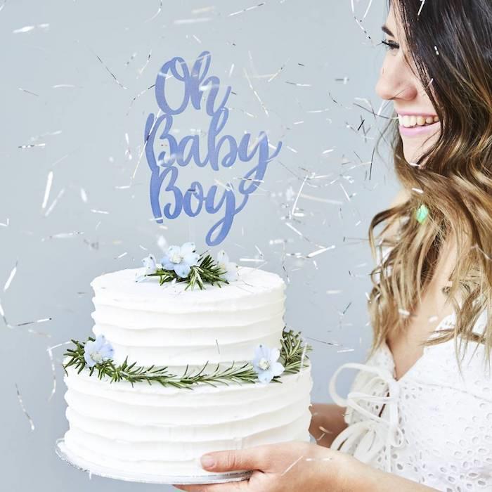 Hamile kadın gülen beyaz pasta süsleme krem ​​çiçekler doğum pastası orijinal hamile kadın pasta süsleme fikri bir erkek olduğunu duyurur