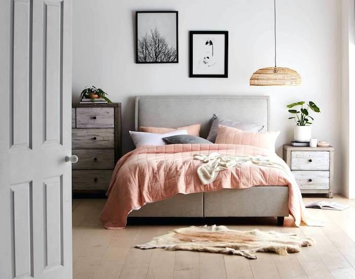 Verdigris barva, skandinavski sivi dekor za spalnico, roza odeja, lonec z zeleno rastlino na nočni omarici