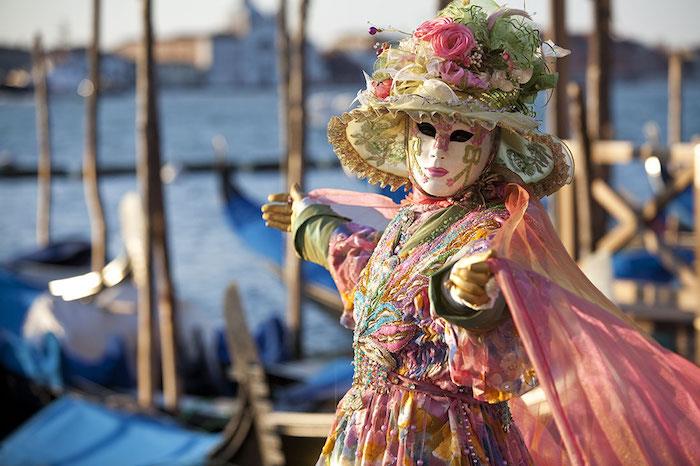 Venedik karnavalı renkli kostüm, yapay çiçekli şapka, peçeli elbise, Venedik maskesi