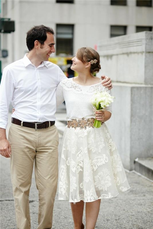 prašmatni-trumpa-vestuvinė suknelė-trumpa vestuvių suknelė-miela pora