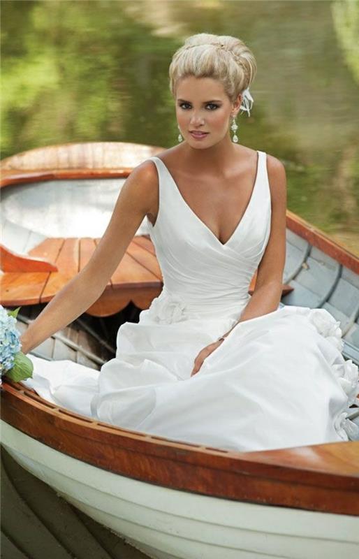 prašmatni-vestuvinė suknelė-paprasta-nėrinė-romantiška-ežeras prie ežero