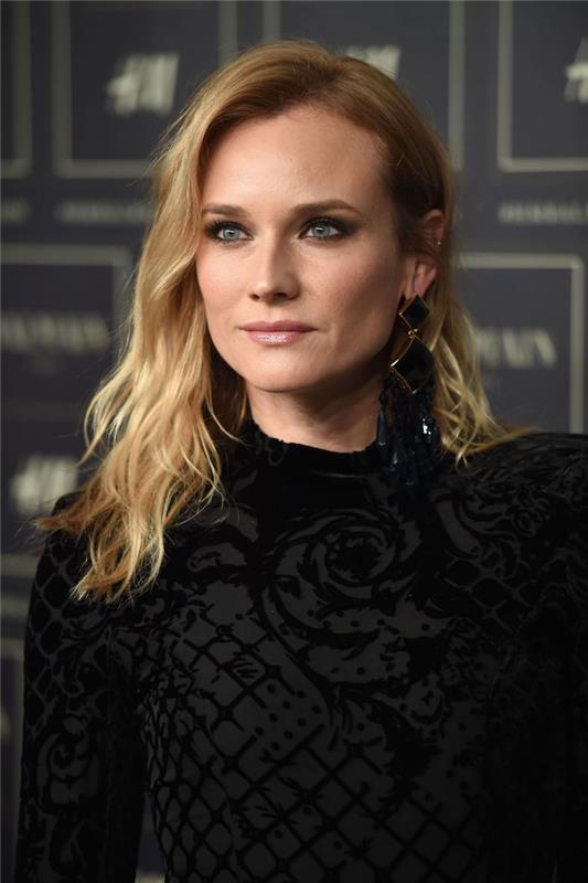 Diane Kruger sodoben eleganten videz, črna obleka, uhani, ličenje blondinke, ženska na srednji rez, razbarvana pričeska