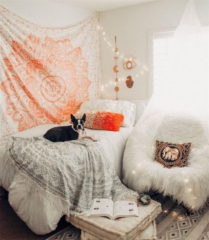 mielas šuo ant rytietiškos ekologiškos lovos, audinio sienų apdaila, šviesi girlianda, sofa, padengta balta avikailiu, lova dekoruota baltais patalynėmis, pilka ir balta antklodė mandala