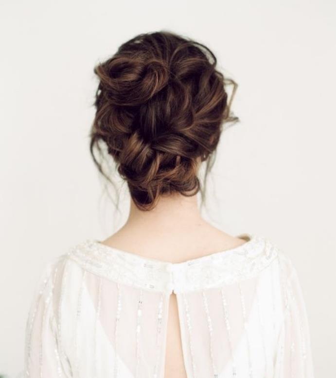 model mehke punđe na rjavih laseh, elegantna in ženstvena ženska pričeska iz pletenice
