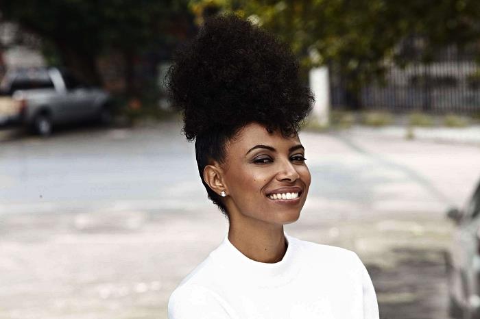 kıvırcık saçlar için afro kadın saç modeli, doğal saçlarda afro puf elde etmek, başın tepesine kadar getirilen doğal saçlar