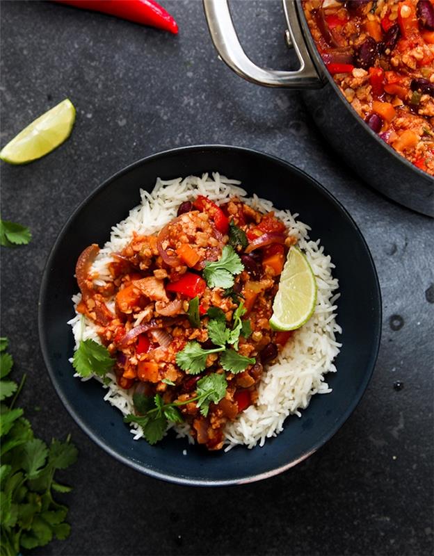 baharatlı domates soslu sebzeli İspanyol biberli sin carne tarifi fikri, etsiz tarif