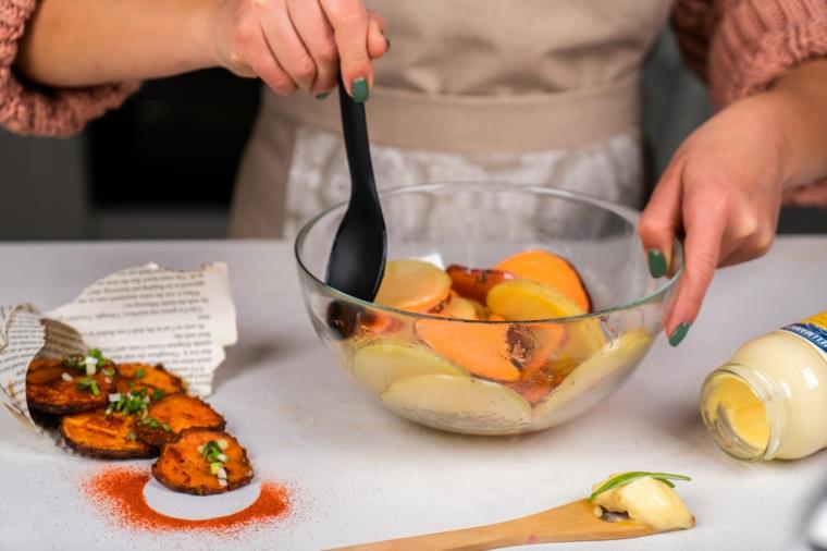 Mescolare the patates con un mestolo, barattolo di maionese, patates al forno a fette