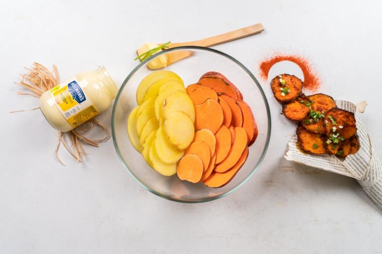 Bir fette al, ciotola con patate dolci tagliare, barattolo di maionese