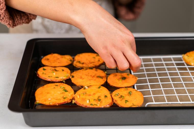 Bir teglia içinde en iyi fiyata, bir fette patate al forno a fette, bir forno için rete di metallo