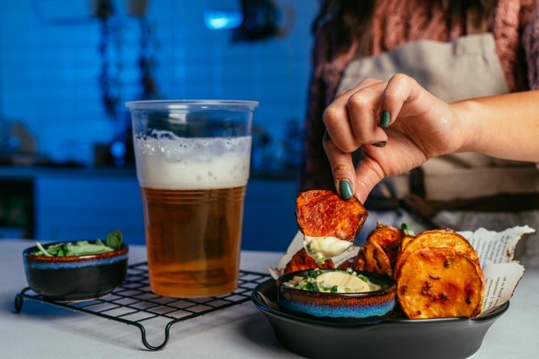 Bir fette patates, daldırma patates nella maionese, bicchiere di birra