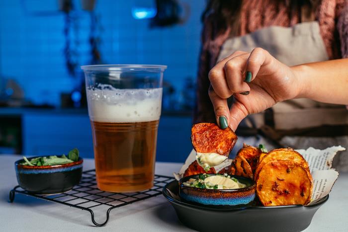 Naminiai traškučiai su paprika, žaliais svogūnais, česnaku ir kukurūzų krakmolu, patiekiami su majonezu ir alumi, lengvas ir greitas vakarienės aperityvas