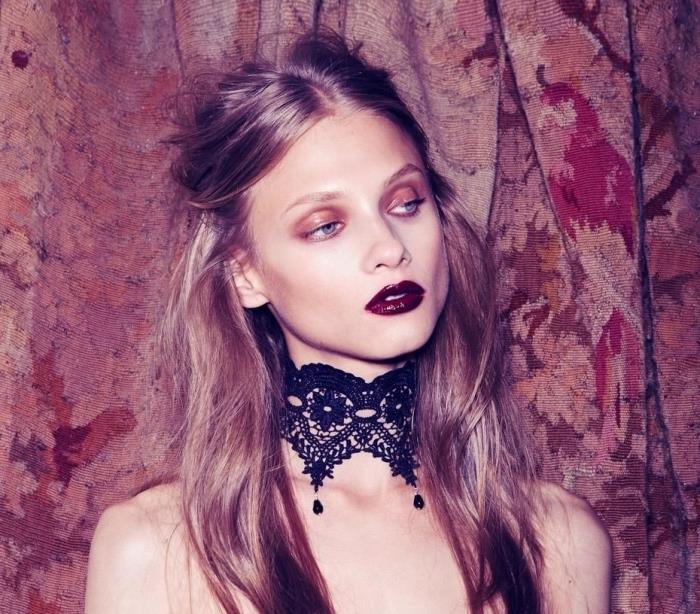 moters vampyro šukuosena ir makiažas, aksesuaro idėja moters vampyro kostiumui, tamsaus burnos makiažas