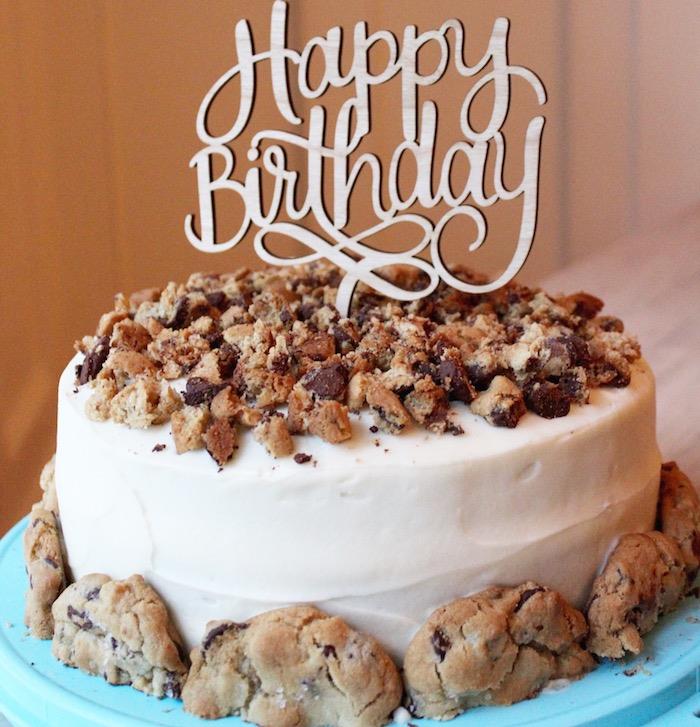 Lengvas gimtadienio pyrago receptas su baltu šokoladu ir šokoladiniais sausainiais Lengvas šokoladinio pyrago receptas