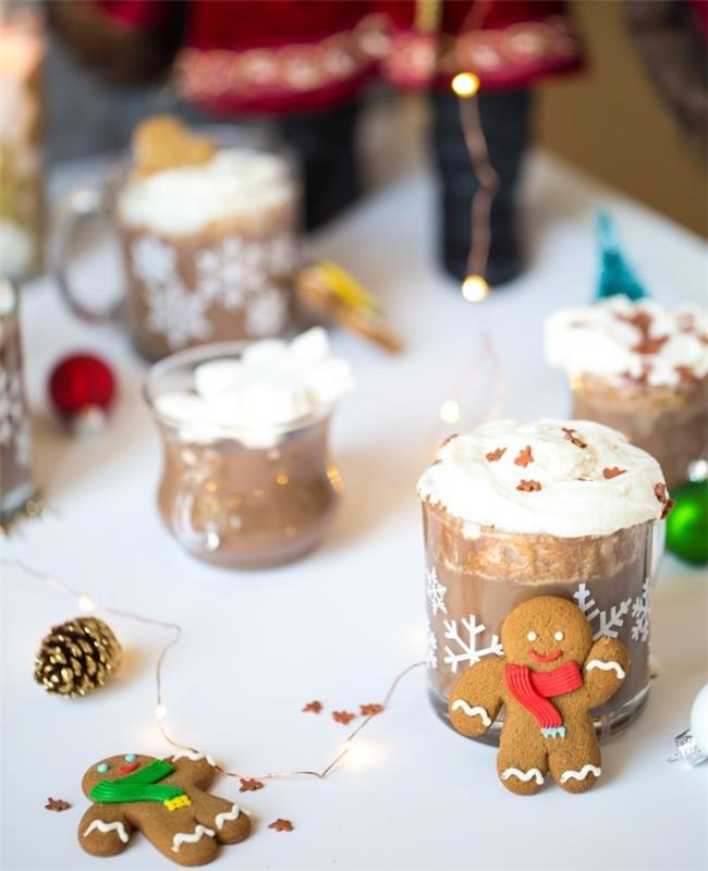 gurme sıcak Noel içeceği, Noel baharatlı sıcak çikolata, krem ​​şanti ve zencefilli kurabiye