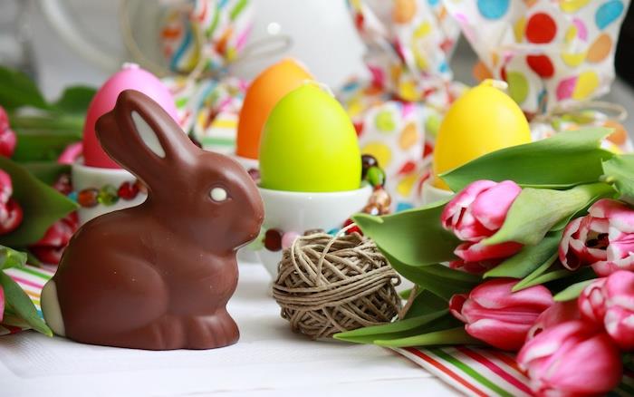 Velykinio šokolado zuikio, linksmų Velykų su tulpėmis ir spalvotais kiaušiniais foto idėja, sveiki Velykų vaizdai
