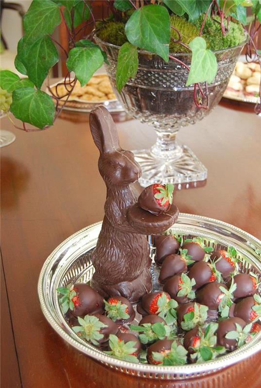 Pasidaryk pats Velykų dekoras Velykų idėjos kūrimas paprastas šokoladinis zuikis, turintis šokoladines braškes